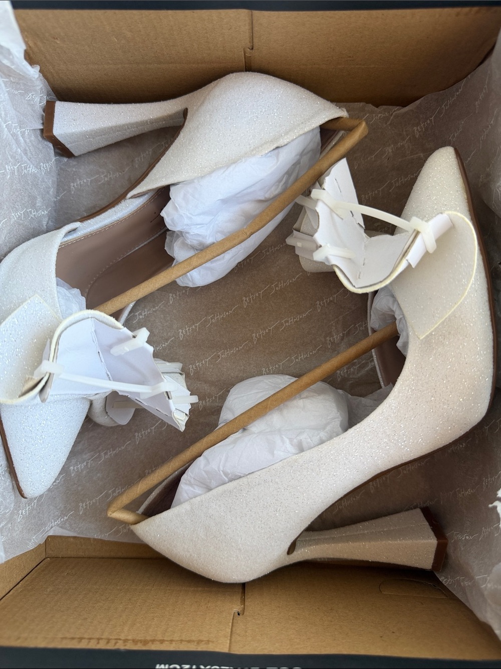 Betsey Johnson White Pointed Toe Bow D'Orsay Pumps - Picture 9 of 9